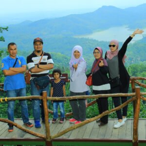 jembatan surga di pulepayung dengan latarbelakang waduk sermo