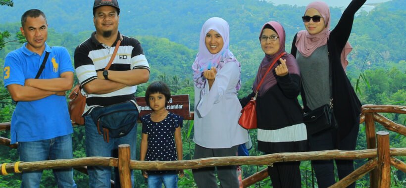 jembatan surga di pulepayung dengan latarbelakang waduk sermo