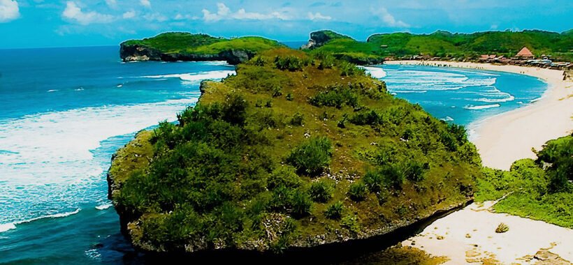 Pantai berpasir putih yang indah di Gunung Kidul